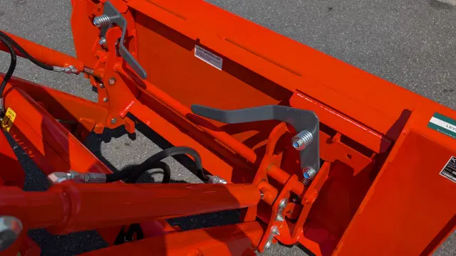 Image of Kubota LX2610HSD equipment image 2