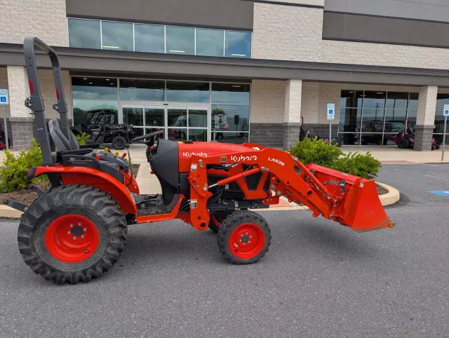 Image of Kubota LX2610HSD equipment image 2