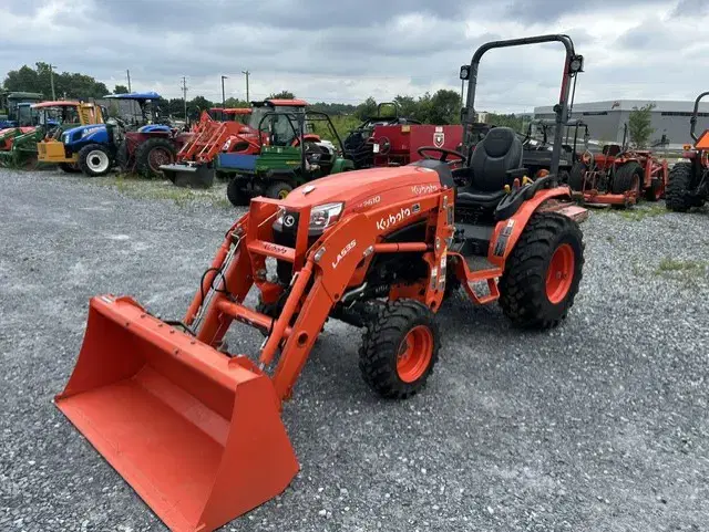 Image of Kubota LX2610HSD equipment image 2