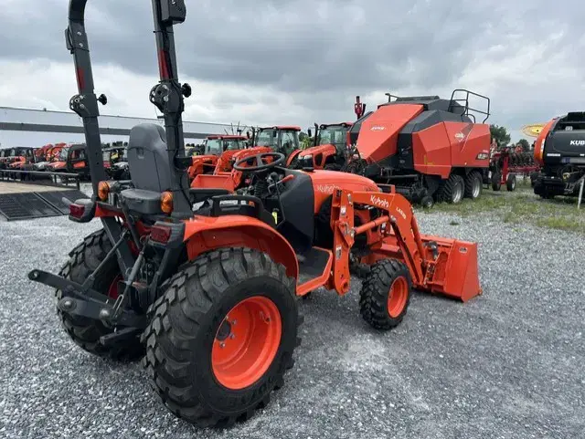 Image of Kubota LX2610HSD equipment image 4