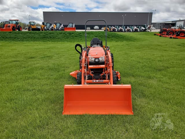 Image of Kubota LX2610HSD equipment image 2