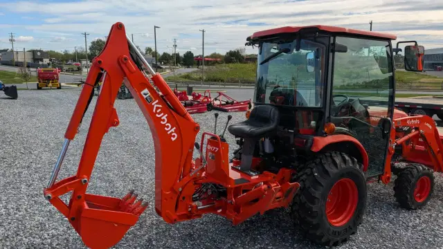 Image of Kubota LX2610HSDC equipment image 2