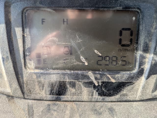 Image of Kubota LX2610HSDC equipment image 4