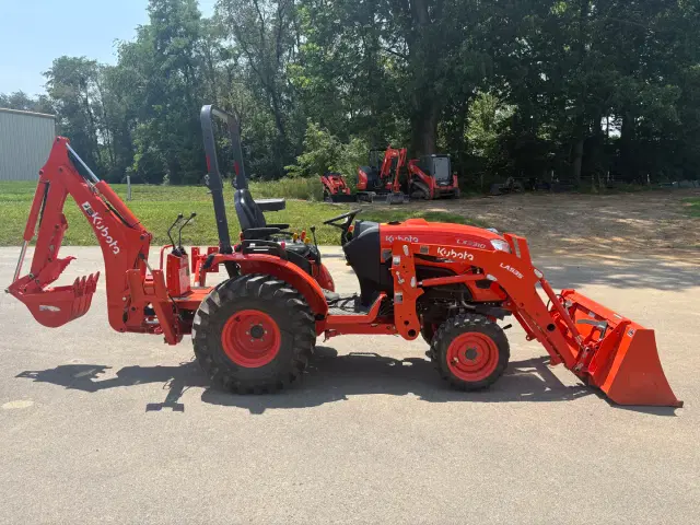 Image of Kubota LX3310HSD equipment image 2