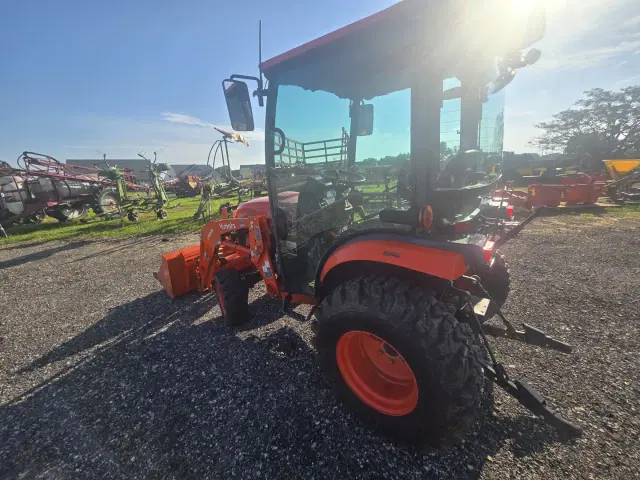 Image of Kubota LX3520HSDC equipment image 2