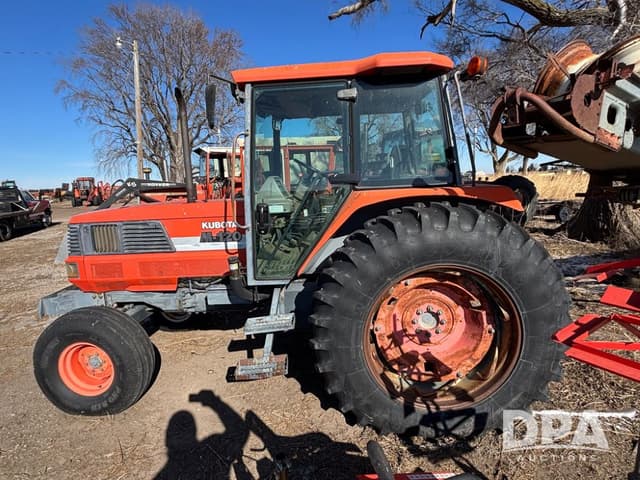 Image of Kubota M120 equipment image 4