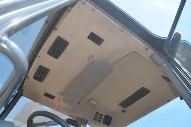 Image of Kubota M108S equipment image 4