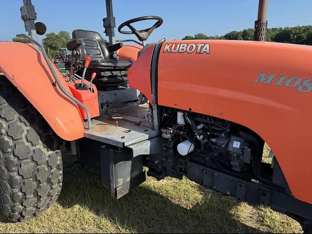Image of Kubota M108S equipment image 4