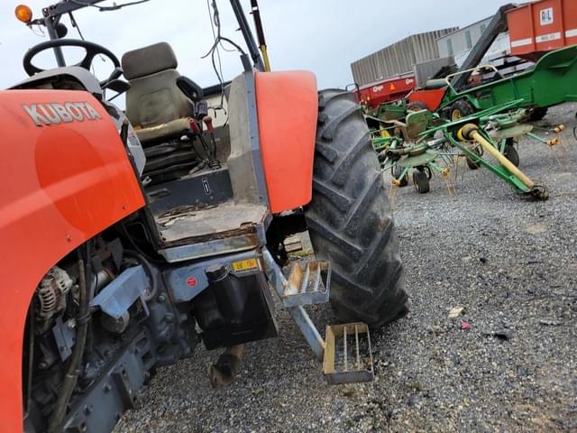 Image of Kubota M108S equipment image 4