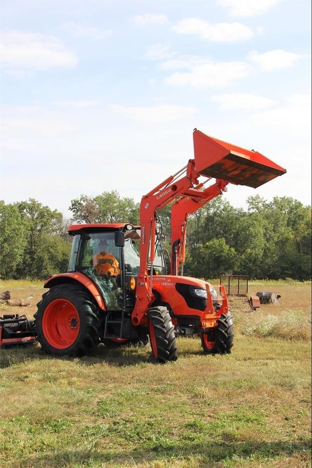Image of Kubota M4-071 equipment image 2