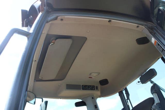 Image of Kubota M4-071 equipment image 4