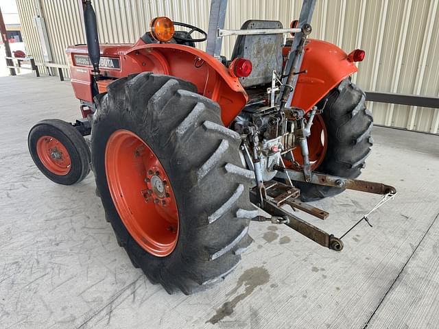 Image of Kubota M4030SU equipment image 3