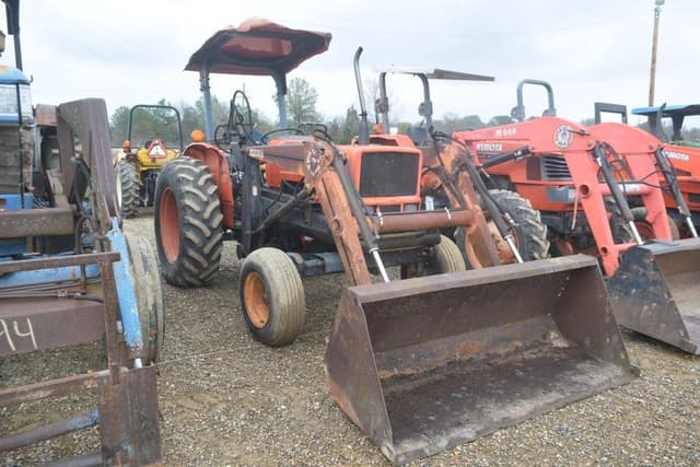 Image of Kubota M4030SU equipment image 3