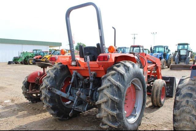 Image of Kubota M4700 equipment image 2