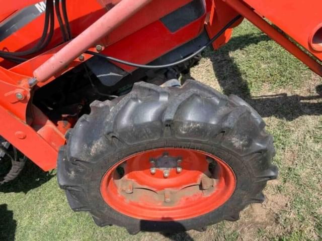 Image of Kubota M4900 equipment image 3