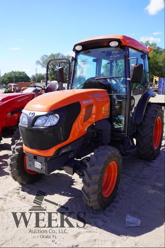 Image of Kubota M4N-071 equipment image 1