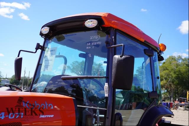 Image of Kubota M4N-071 equipment image 3