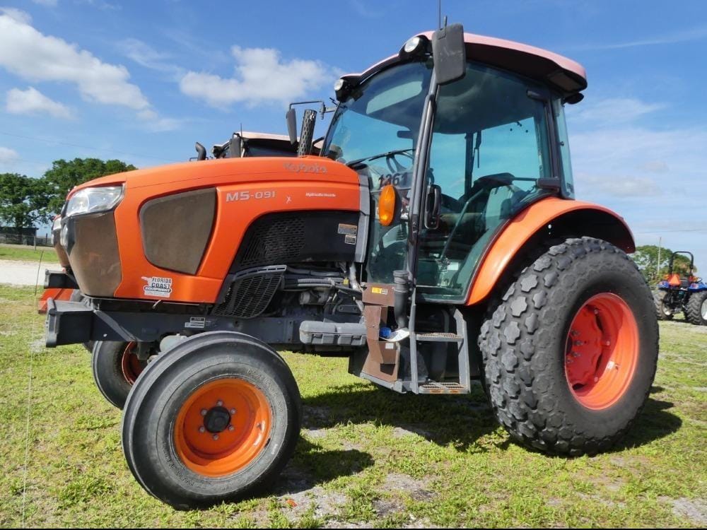 Kubota M5-091 Equipment Image0