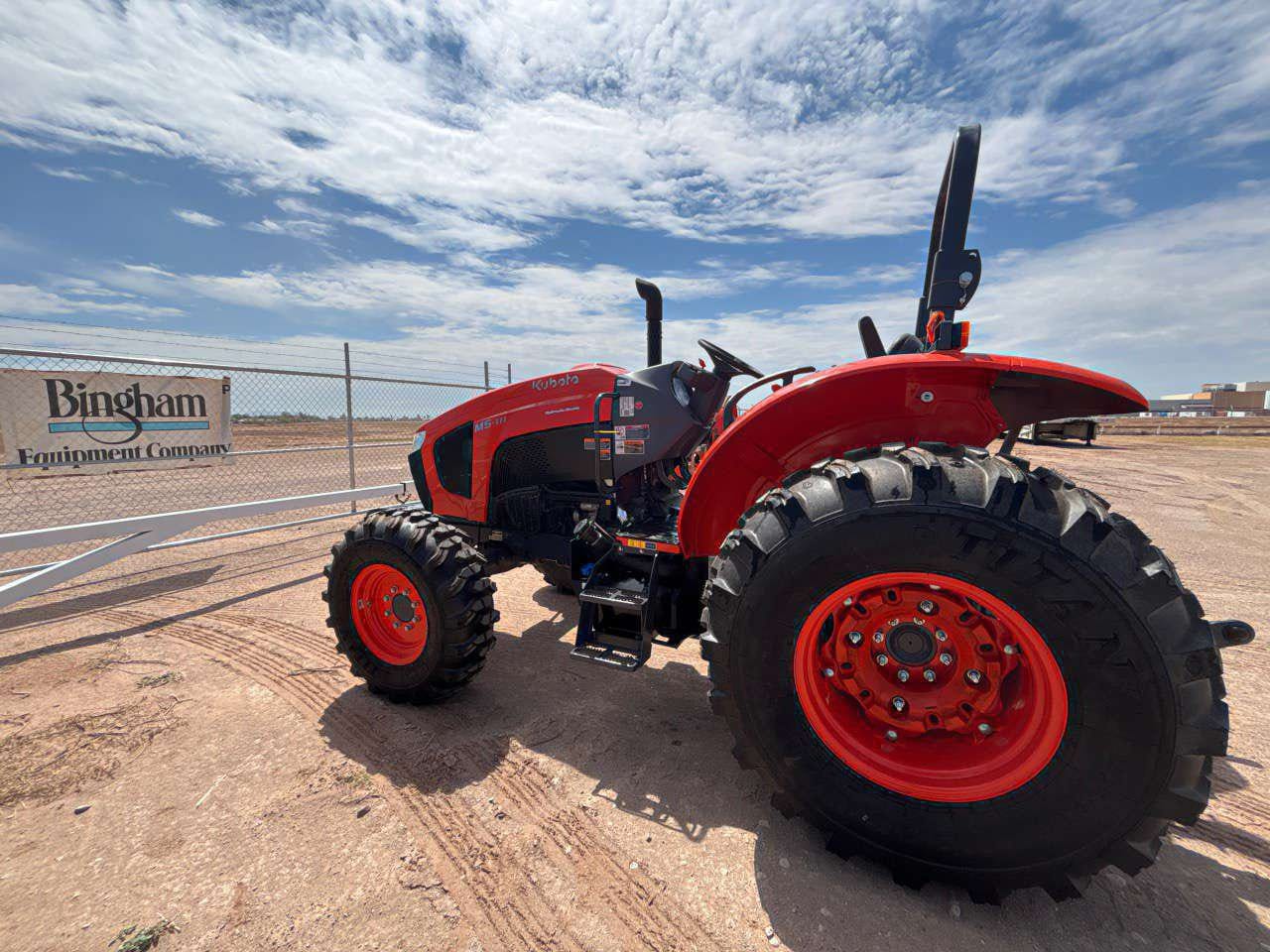 Kubota M5-111 Equipment Image0