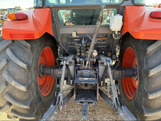 Image of Kubota M5-111 equipment image 4