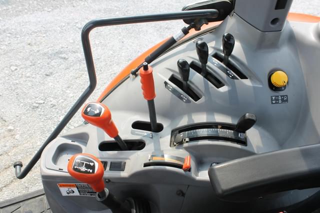 Image of Kubota M5-111 equipment image 2