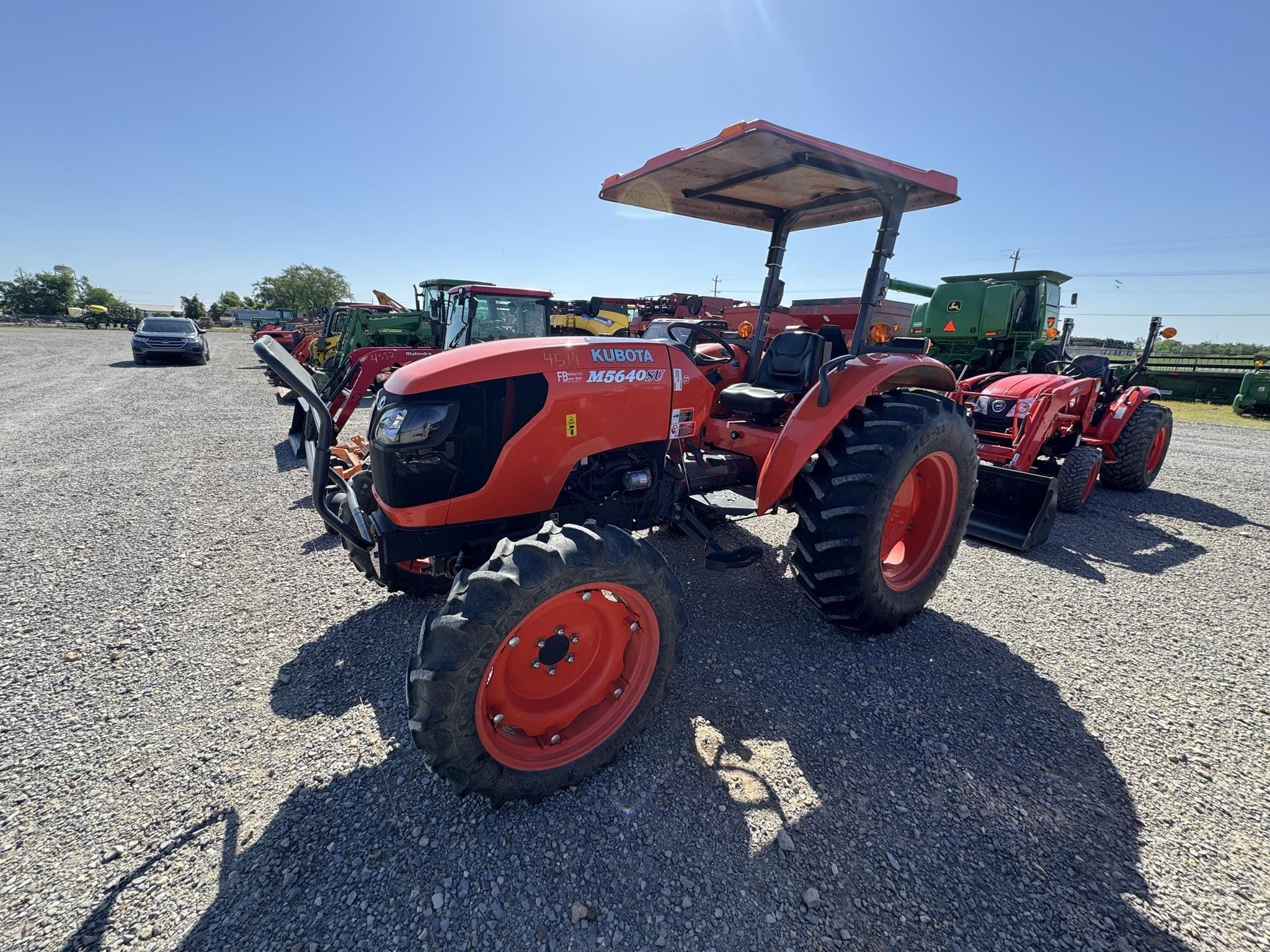 Kubota M5640SU Equipment Image0