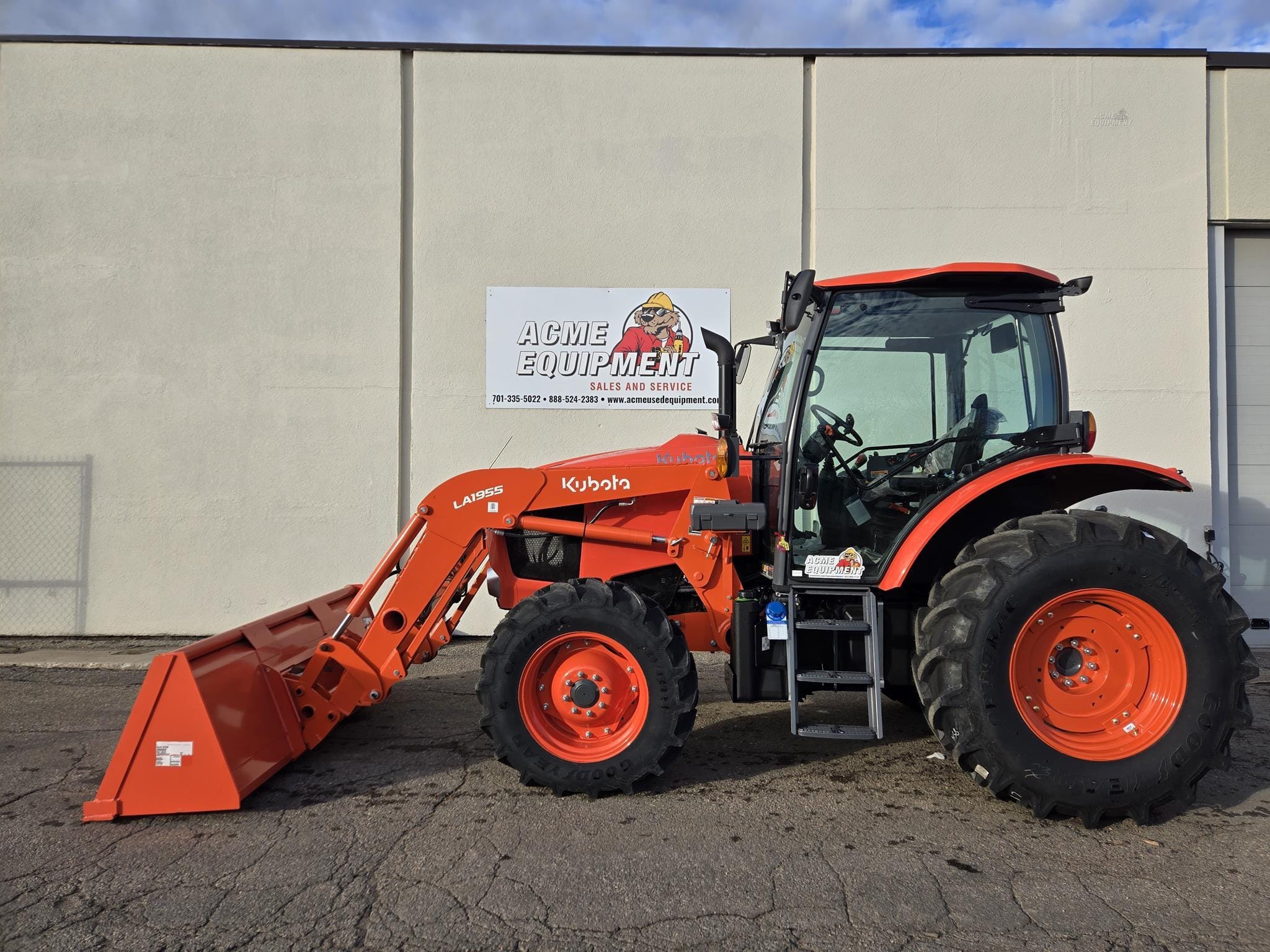 Kubota M6-111DTC Equipment Image0