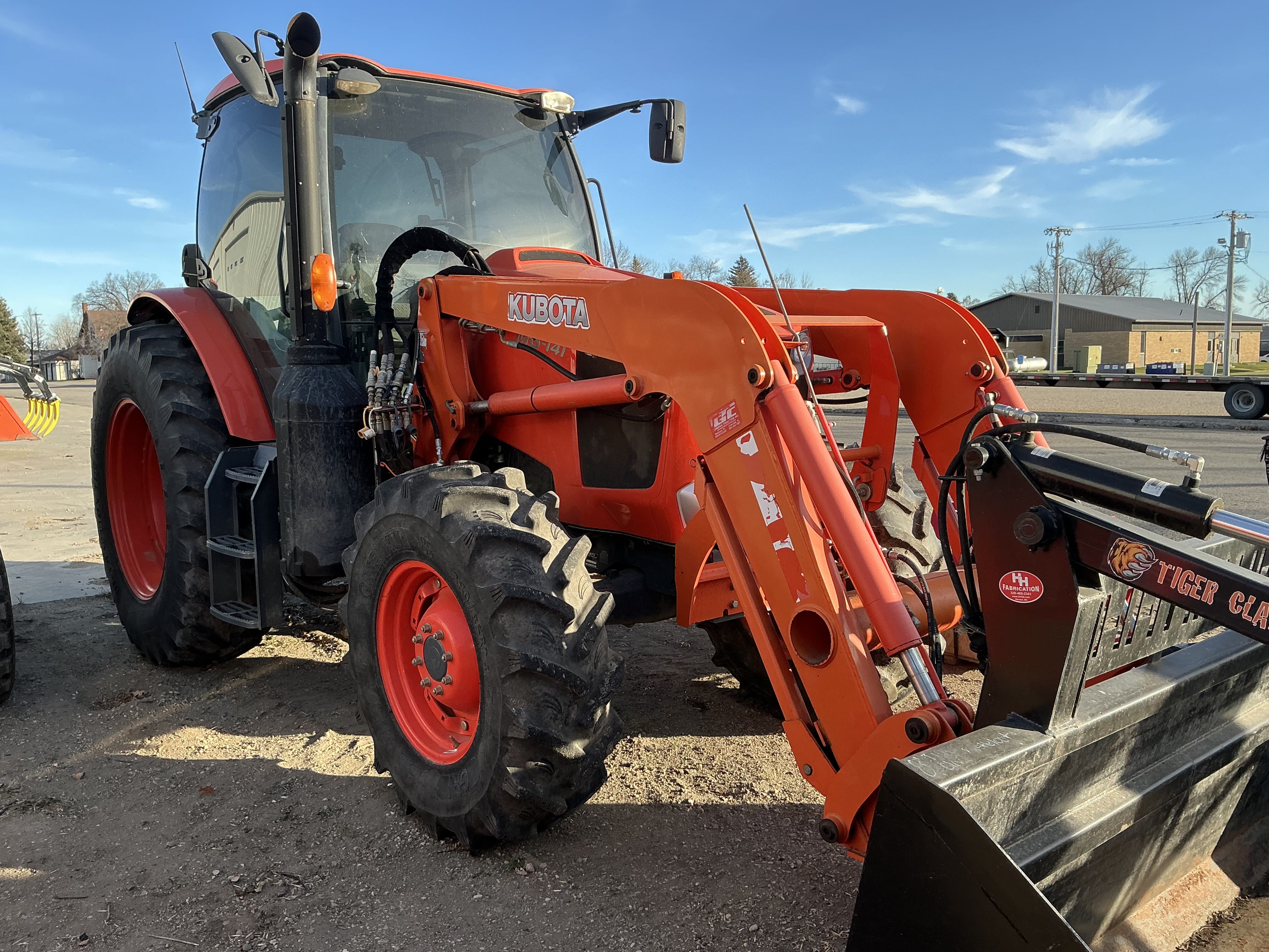 Kubota M6-141DTC Equipment Image0