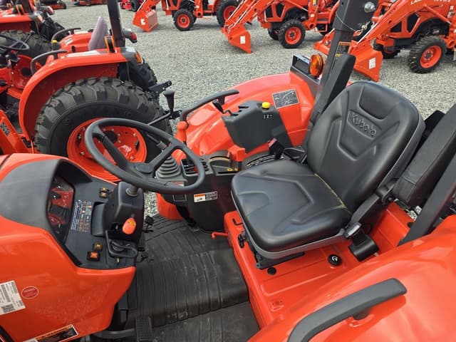 Image of Kubota M7060 equipment image 4