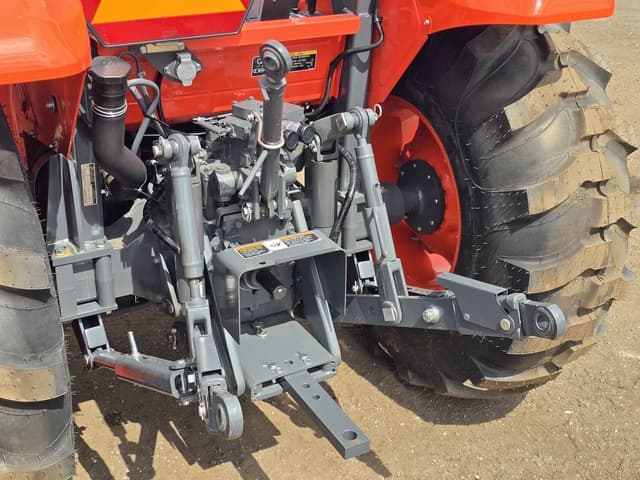 Image of Kubota M7060 equipment image 4