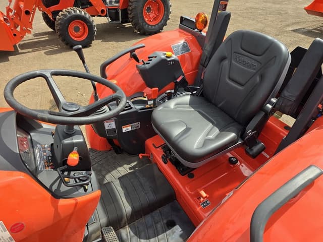 Image of Kubota M7060 equipment image 3