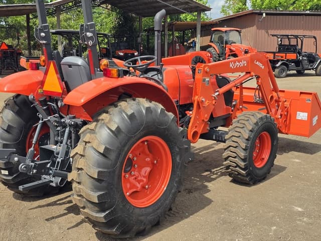 Image of Kubota M7060 equipment image 2