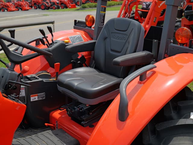 Image of Kubota M7060 equipment image 4