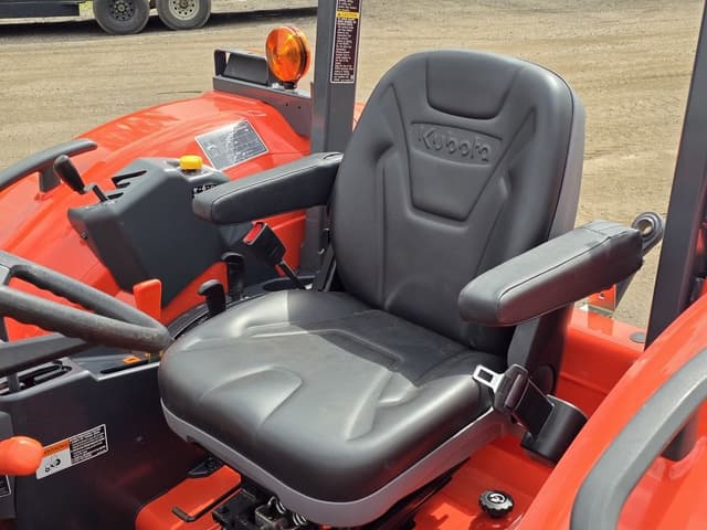 Image of Kubota M7060 equipment image 4