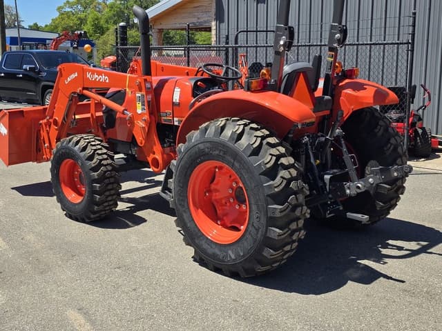 Image of Kubota M7060 equipment image 3