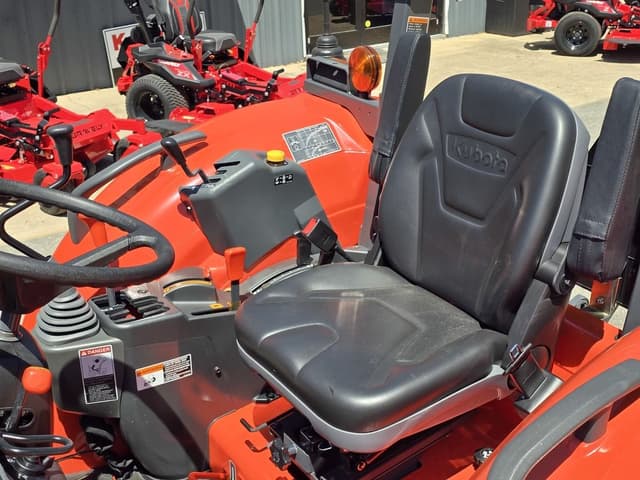 Image of Kubota M7060 equipment image 4