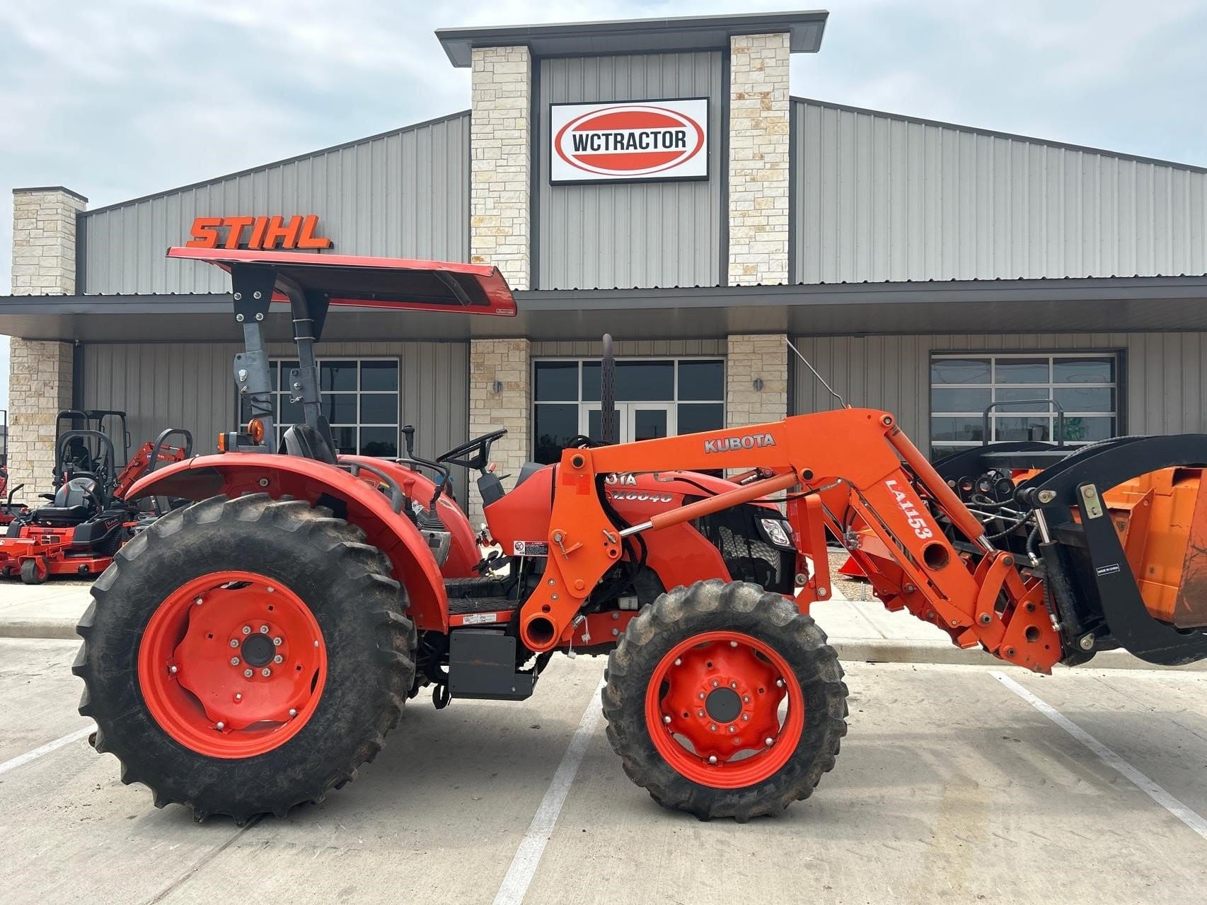 Kubota M6040 Equipment Image0