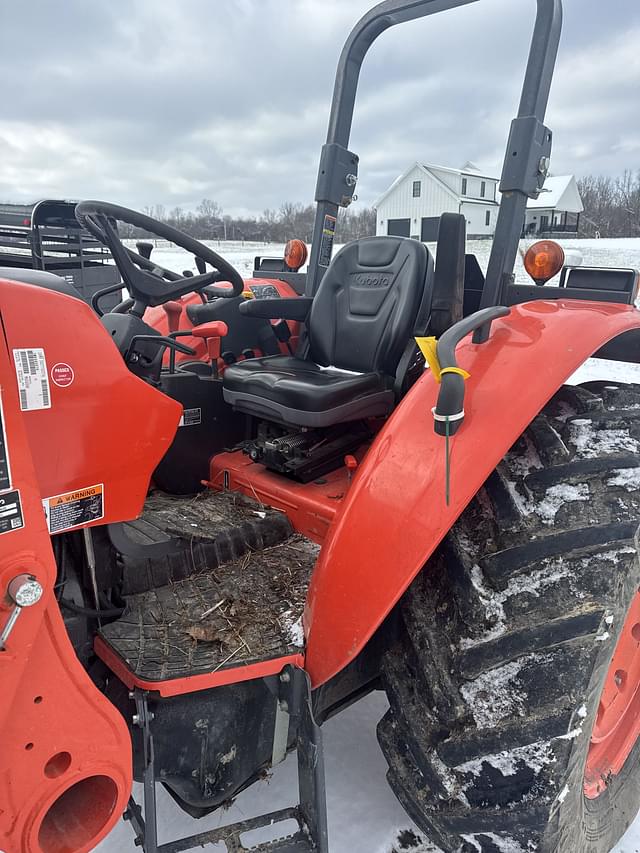 Image of Kubota M6060 equipment image 3