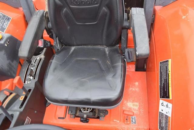 Image of Kubota M6060 equipment image 4