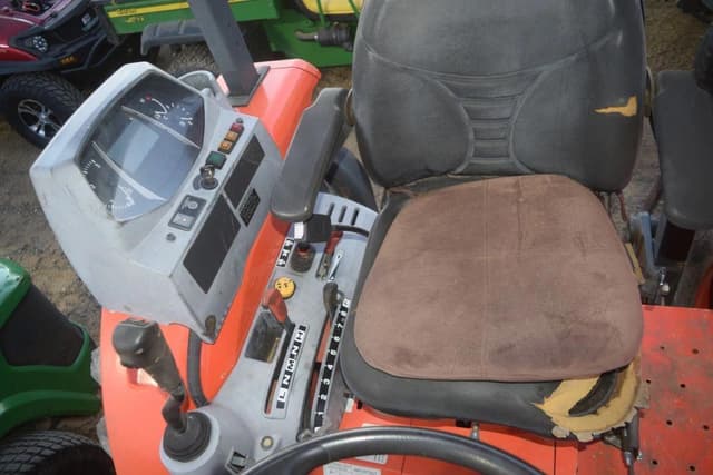 Image of Kubota M62 equipment image 4