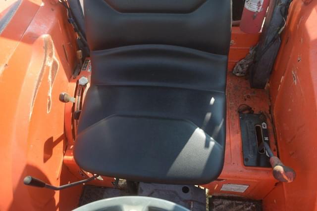 Image of Kubota M6800 equipment image 4