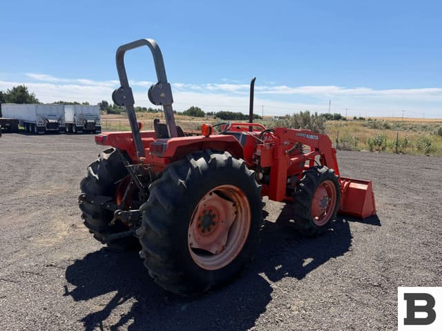 Image of Kubota M6800 equipment image 4