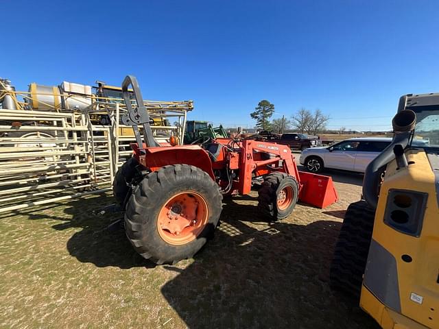 Image of Kubota M6800 equipment image 2