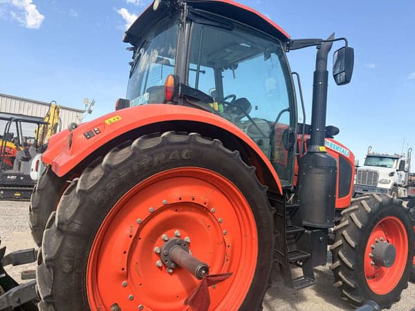 Image of Kubota M7.154 Deluxe equipment image 2