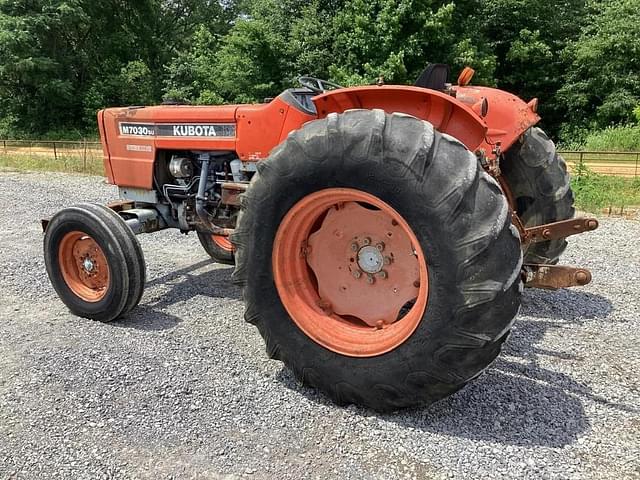Image of Kubota M7030SU equipment image 2