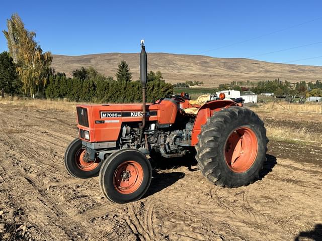 Image of Kubota M7030SU equipment image 2