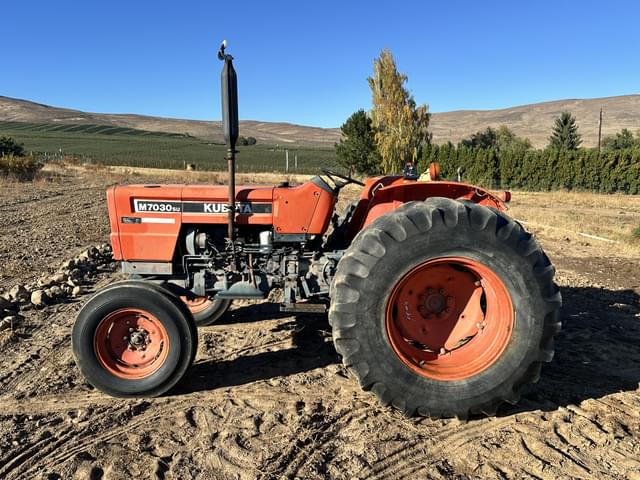 Image of Kubota M7030SU equipment image 3