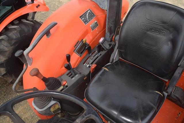 Image of Kubota M7040 equipment image 4