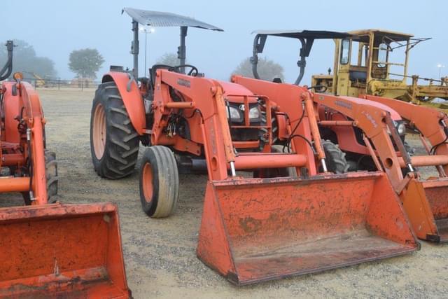 Image of Kubota M7040 equipment image 3