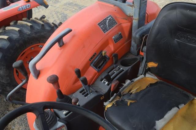 Image of Kubota M7040 equipment image 4